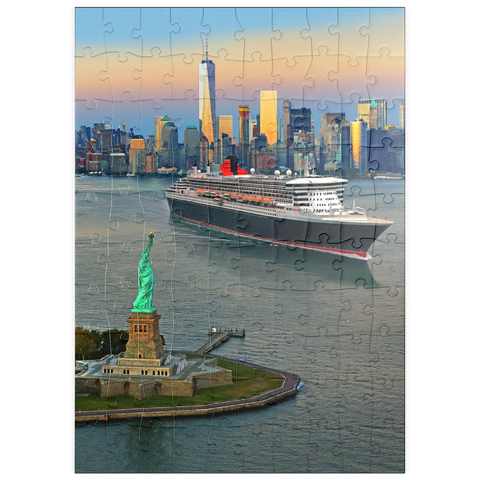 puzzleplate Hafeneinfahrt mit der Freiheitsstatue dem Transatlantikliner Queen Mary 2 und One World Trade Center, Manhattan, New York City, New York, USA, Composing 100 Puzzle