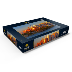 Alternative Darstellung des Puzzle-Motivs Governors Island mit One World Trade Center und der Skyline von Manhattan im Abendlicht, New York City, USA – Puzzleteile: 1000
