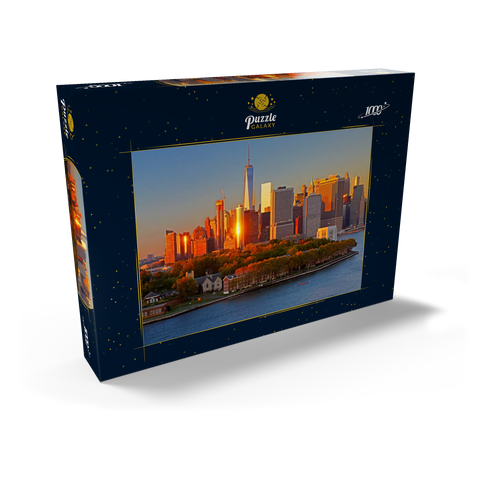 Governors Island mit One World Trade Center und der Skyline von Manhattan, New York City, New York, USA 1000 Puzzle Schachtel Ansicht2