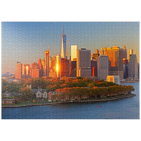 Darstellung des Puzzle-Motivs Governors Island mit One World Trade Center und der Skyline von Manhattan im Abendlicht, New York City, USA – Puzzleteile: 1000