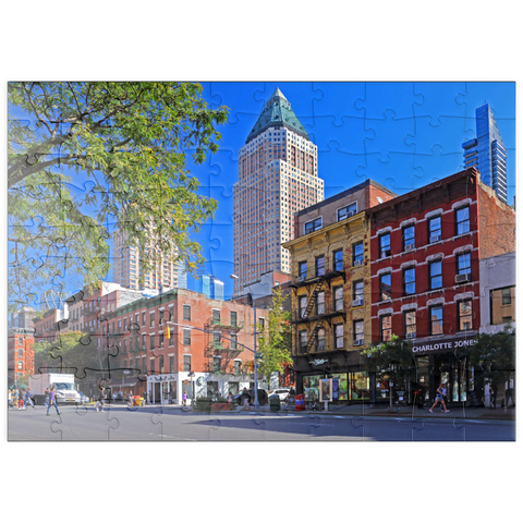 puzzleplate Ninth Avenue mit typischen Häusern mit Feuerleitern in Midtown Manhattan, New York City, New York, USA 100 Puzzle