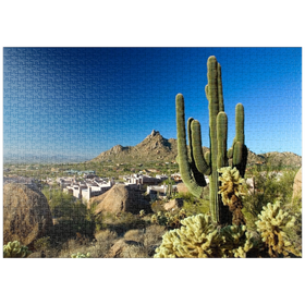 Darstellung des Puzzle-Motivs Blick vorbei an Kakteen auf Pinnacle Peak und ferne Bergketten, Scottsdale, Arizona – Puzzleteile: 1000