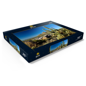 Alternative Darstellung des Puzzle-Motivs Blick vorbei an Kakteen auf Pinnacle Peak und ferne Bergketten, Scottsdale, Arizona – Puzzleteile: 200