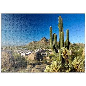 Darstellung des Puzzle-Motivs Blick vorbei an Kakteen auf Pinnacle Peak und ferne Bergketten, Scottsdale, Arizona – Puzzleteile: 200