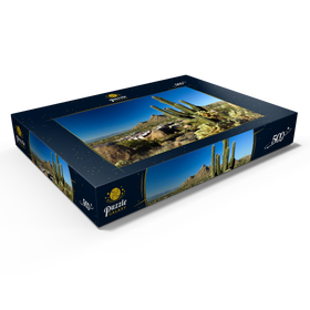 Alternative Darstellung des Puzzle-Motivs Blick vorbei an Kakteen auf Pinnacle Peak und ferne Bergketten, Scottsdale, Arizona – Puzzleteile: 500