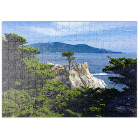Darstellung des Puzzle Motivs Monterey Zypresse (Lone Cypress) an der Pazifikküste im Monterey County - Puzzleteile: 200