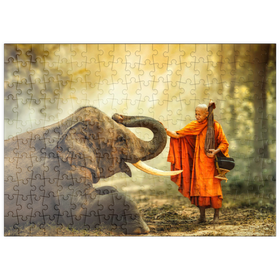 Darstellung des Puzzle-Motivs Buddhistischer Mönch begrüßt einen Elefanten im Wald – Puzzleteile: 200