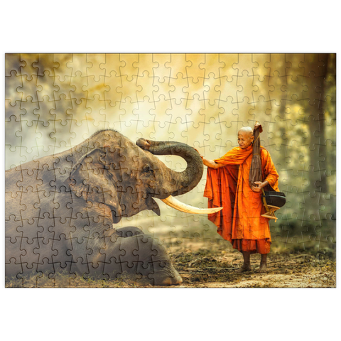 puzzleplate Mönch Wandern mit dem schicken Elefanten im Wald. 200 Puzzle