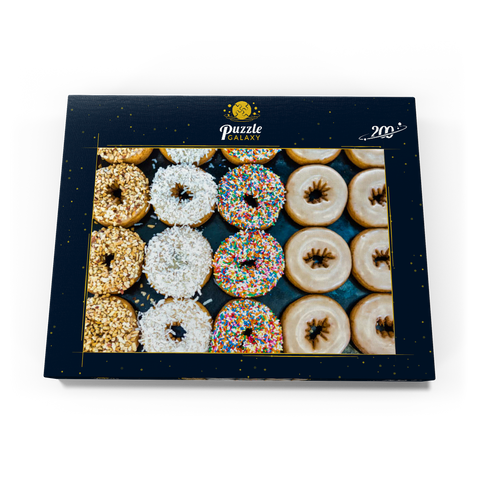 Frische Donuts mit verschiedenen Belägen aus der örtlichen Bäckerei. 200 Puzzle Schachtel Ansicht3